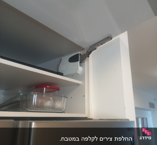 ארון מטבח עם כלי זכוכית ומכשיר חשמלי